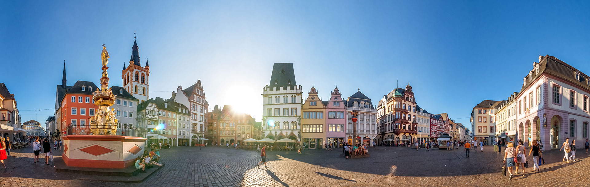 Hauptmarkt in Trier mit Petrusbrunnen und Steipe